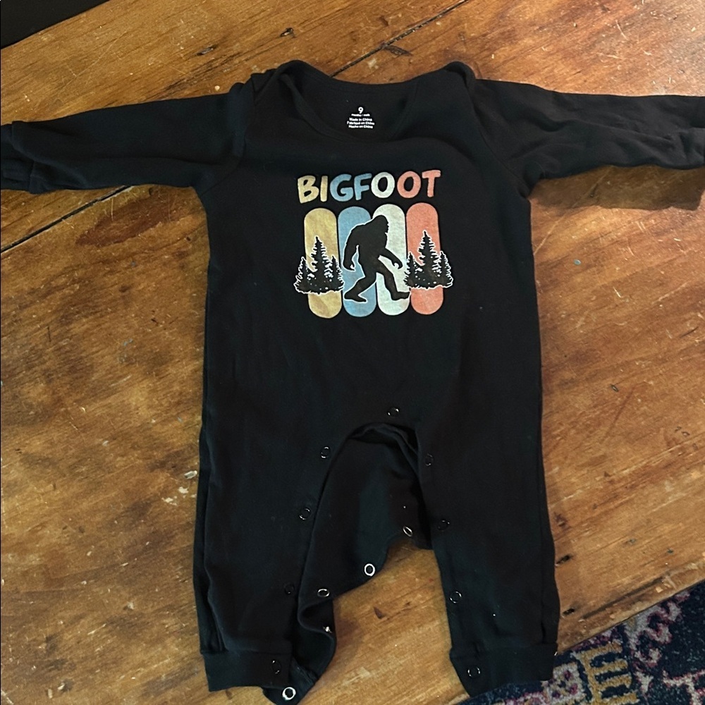 Bigfoot kids onesie / size 9m